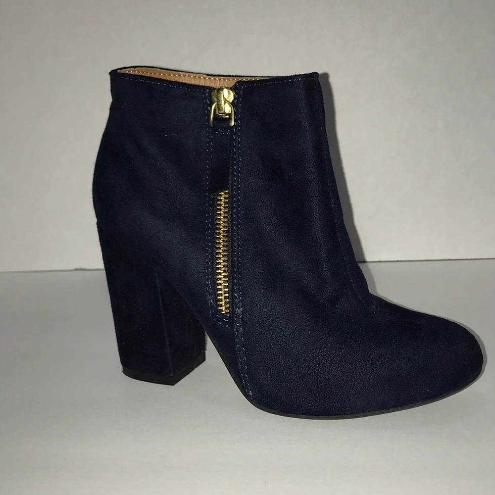 A.n.a navy suede heeled booties sz 5